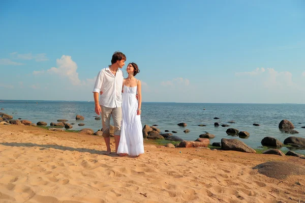 Пара закоханих, що йдуть на пляж — стокове фото