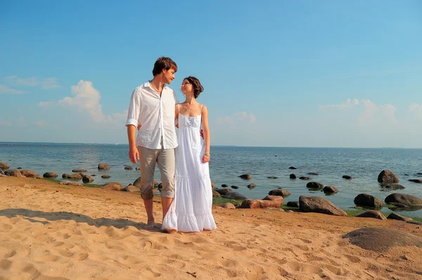 Casal apaixonado indo para a praia — Fotografia de Stock