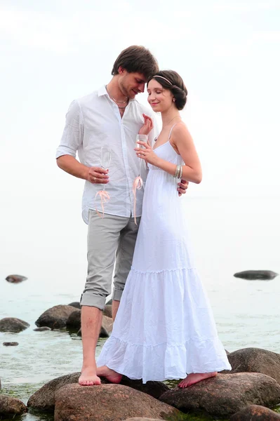 Romantik Çift tutuşup ve kumsalda öpüşme — Stok fotoğraf