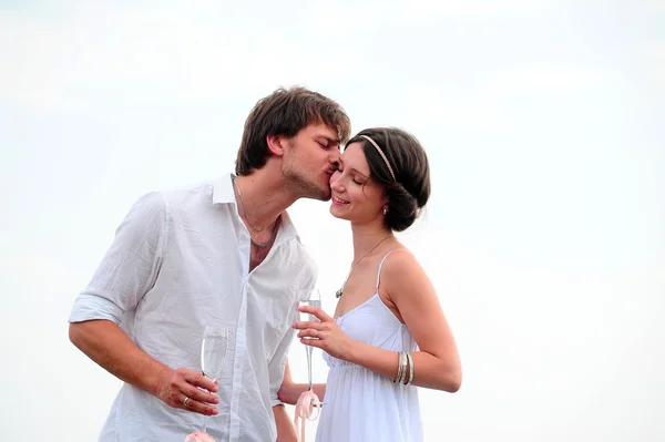 Romantikus pár gazdaság kezek & Csókos a strandon — Stock Fotó