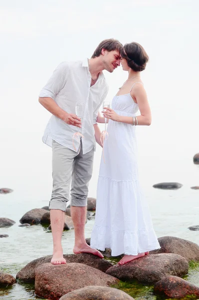 Ρομαντικό ζευγάρι χέρια εκμετάλλευσης & φιλιά σε μια παραλία — Φωτογραφία Αρχείου