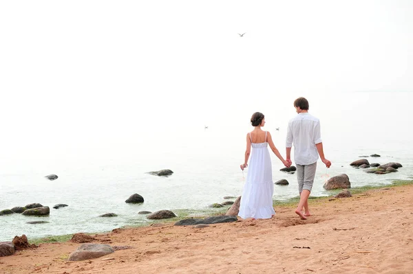 Joven pareja romántica camina —  Fotos de Stock