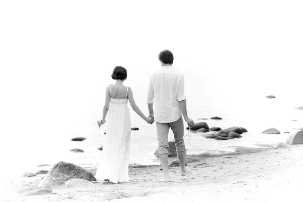 Joven pareja romántica camina — Foto de Stock