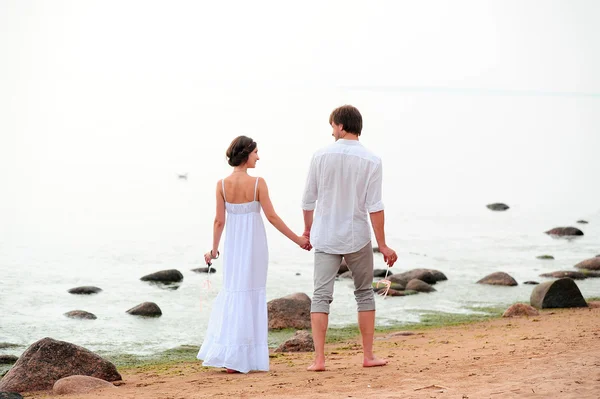 Joven pareja romántica camina —  Fotos de Stock