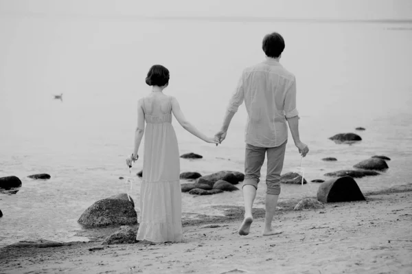 Giovane coppia romantica passeggiate — Foto Stock