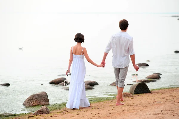 Joven pareja romántica camina — Foto de Stock