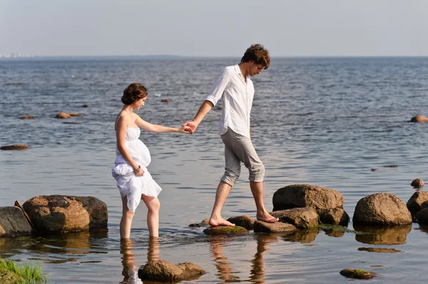 浪漫双年轻行走在水 — 图库照片