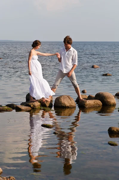 Casal romântico no mar — Fotografia de Stock