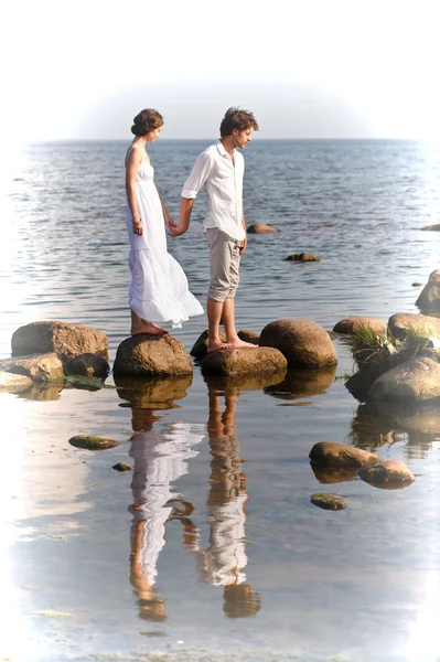 Романтическая пара в море — стоковое фото