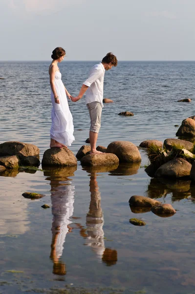Genç Romantik Çift su yürür — Stok fotoğraf