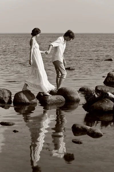 Νεαρό ζευγάρι ρομαντικές βόλτες στο νερό — Φωτογραφία Αρχείου