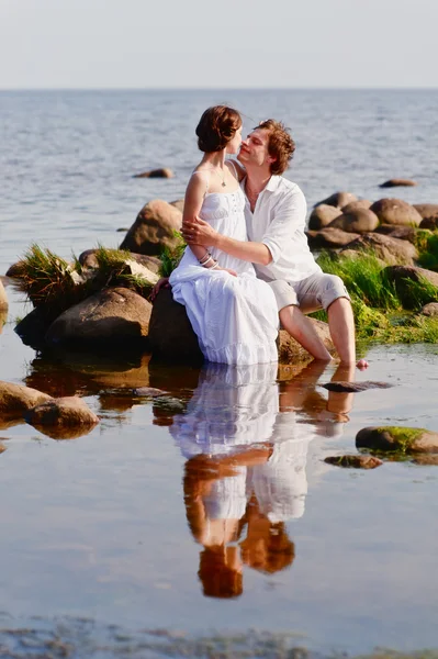海でロマンチックなカップル — ストック写真