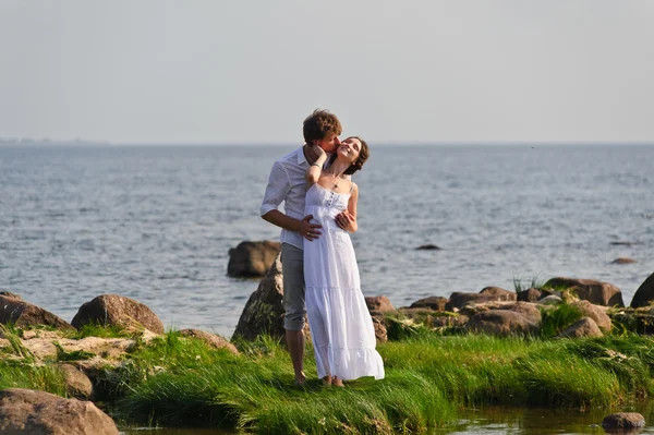 Fiatal pár romantikus séta a víz — Stock Fotó