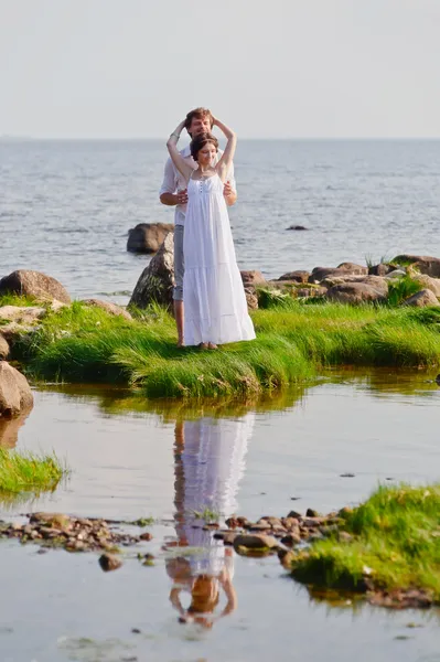 Pareja romántica joven camina en el agua —  Fotos de Stock