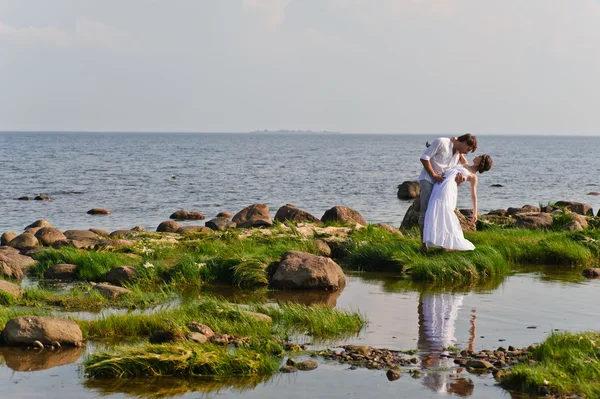 Mladý romantický pár chodí na vodu — Stock fotografie