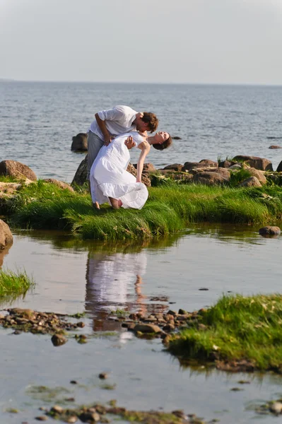 Mladý romantický pár chodí na vodu — Stock fotografie