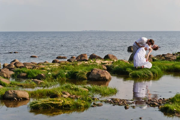 Giovane coppia romantica passeggiate in acqua — Foto Stock