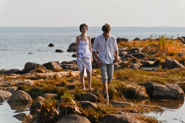 Jonge romantisch paar wandelingen op water — Stockfoto