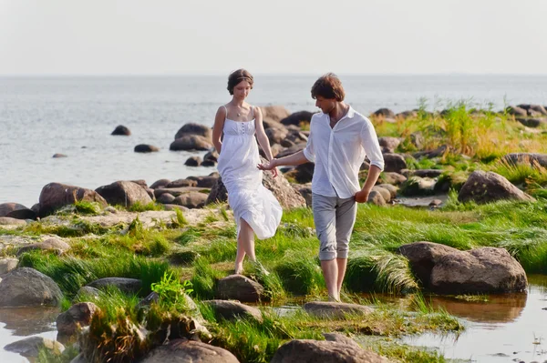 Genç Romantik Çift su yürür — Stok fotoğraf