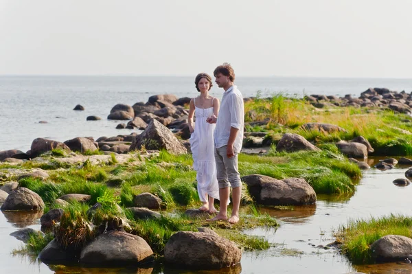 Junges romantisches Paar spaziert am Wasser — Stockfoto