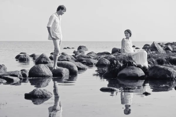 Fiatal pár romantikus séta a víz — Stock Fotó