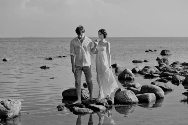 Романтична пара на морі — стокове фото