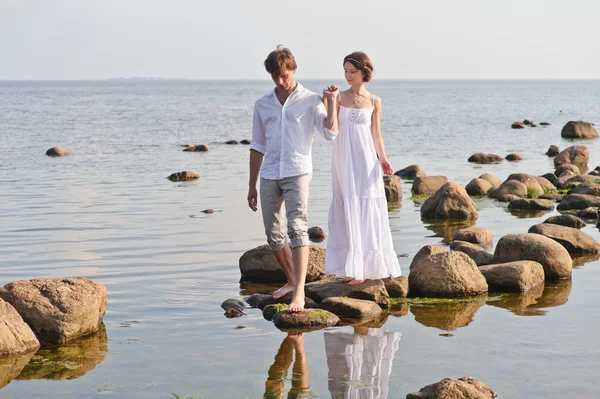 Romantiska par på havet — Stockfoto