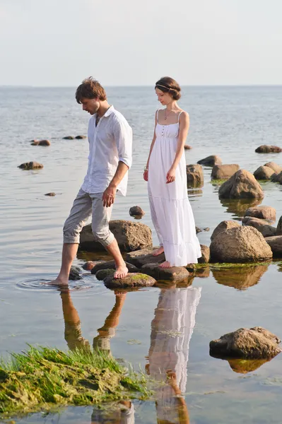 젊은 낭만적인 쌍 물에 걸어 — 스톡 사진