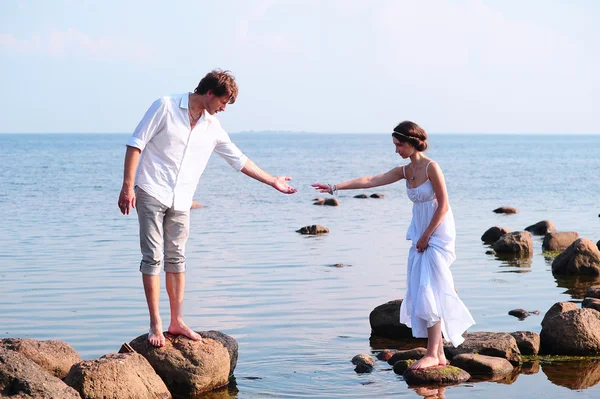 Молодая романтическая пара гуляет по воде — стоковое фото