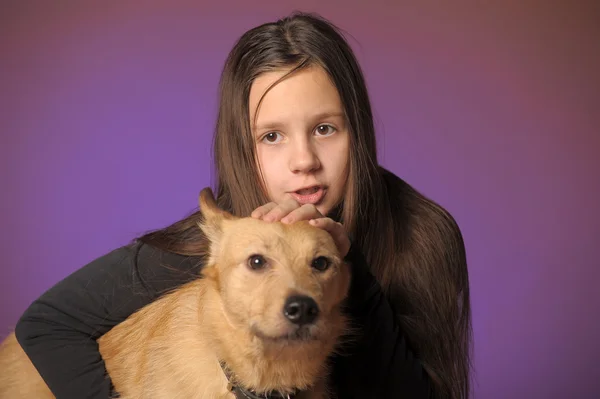Teenager-Mädchen mit rotem Hund — Stockfoto