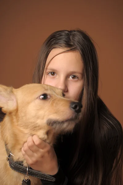 Adolescente chica con un perro rojo —  Fotos de Stock
