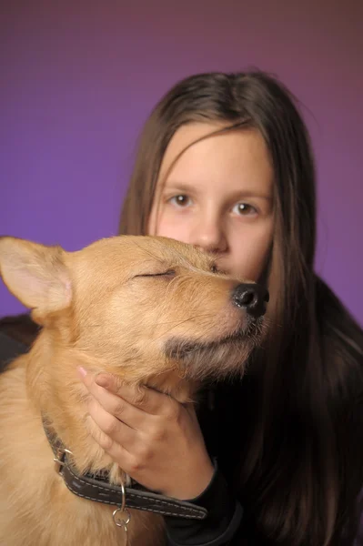 Девочка-подросток с красной собакой — стоковое фото