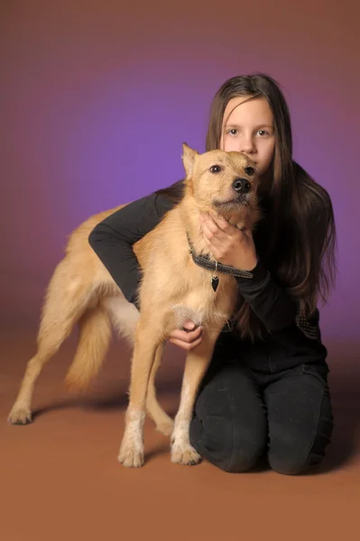 Tini lány, egy vörös kutya — Stock Fotó