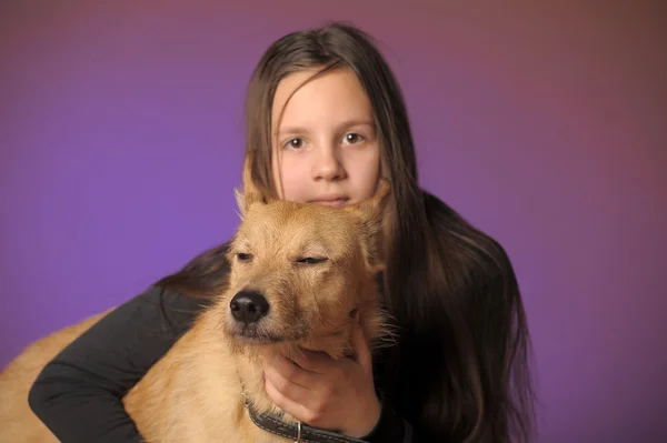 Menina adolescente com um cão vermelho — Fotografia de Stock