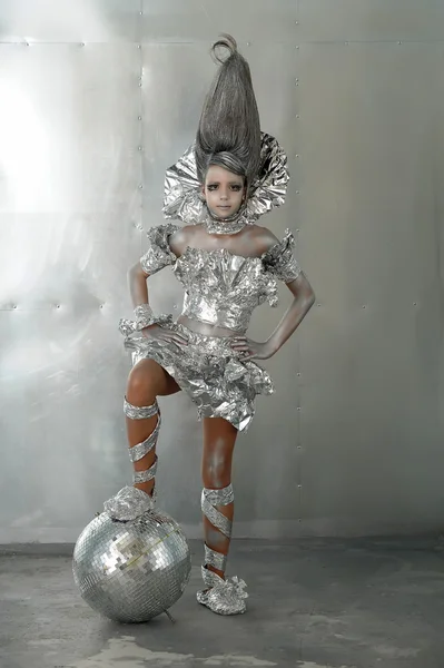 Дівчина в срібло — стокове фото