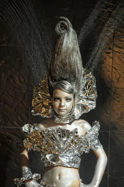 Девушка в серебре — стоковое фото