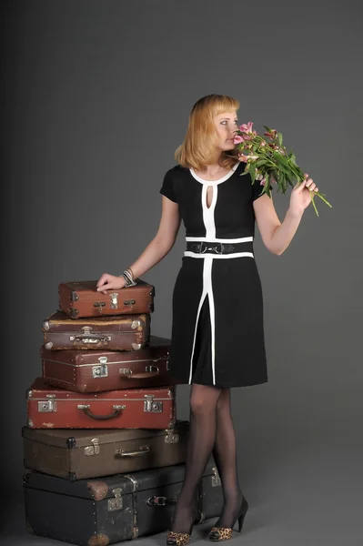 Genç kadın ve yaşlı bavul — Stok fotoğraf