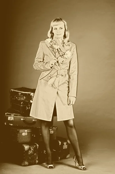 Молодая женщина и много старых чемоданов — стоковое фото