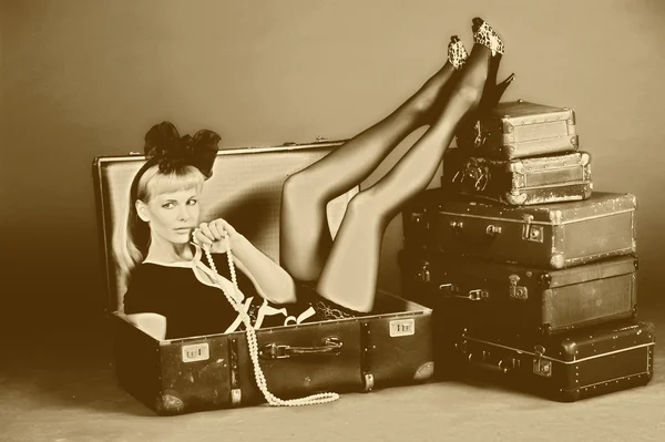 Młoda kobieta i wiele starych walizki — Zdjęcie stockowe