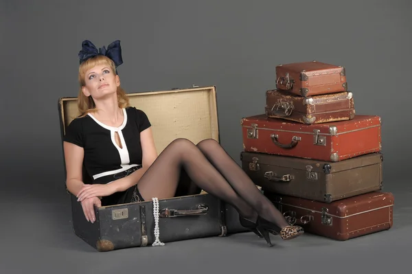 젊은 여자 및 많은 오래 된 여행 가방 — 스톡 사진