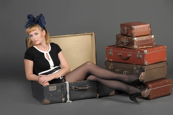 Νεαρή γυναίκα, και πολλές παλαιές βαλίτσες — Φωτογραφία Αρχείου