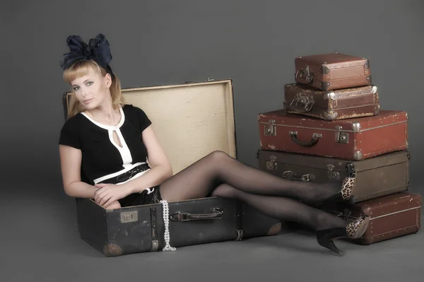 Mladá žena a hodně staré kufry — Stock fotografie