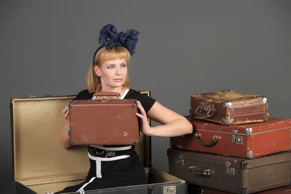 Genç kadın ve yaşlı bavul — Stok fotoğraf
