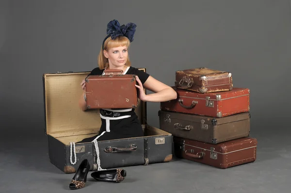 젊은 여자 및 많은 오래 된 여행 가방 — 스톡 사진