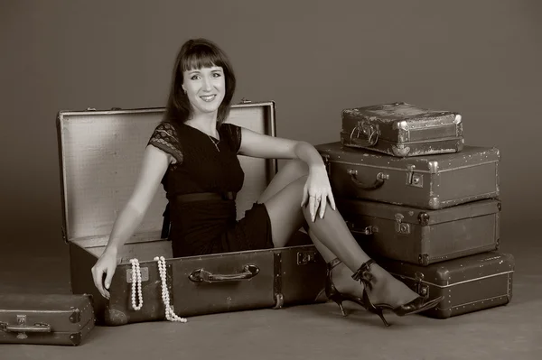 Молода жінка і багато старих валіз — стокове фото