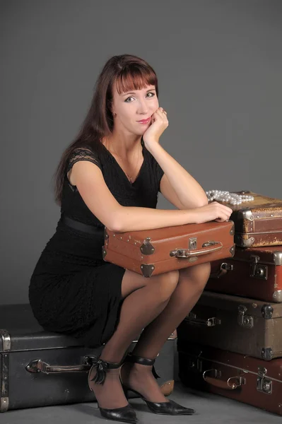 若い女性と多くの古いスーツケース — ストック写真