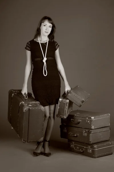 Νεαρή γυναίκα, και πολλές παλαιές βαλίτσες — Φωτογραφία Αρχείου