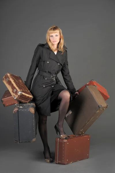 Giovane donna e un sacco di vecchie valigie — Foto Stock