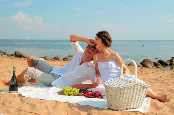 Молодая романтическая пара на пляже Стоковое Фото