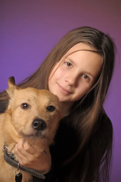Девочка-подросток с красной собакой — стоковое фото